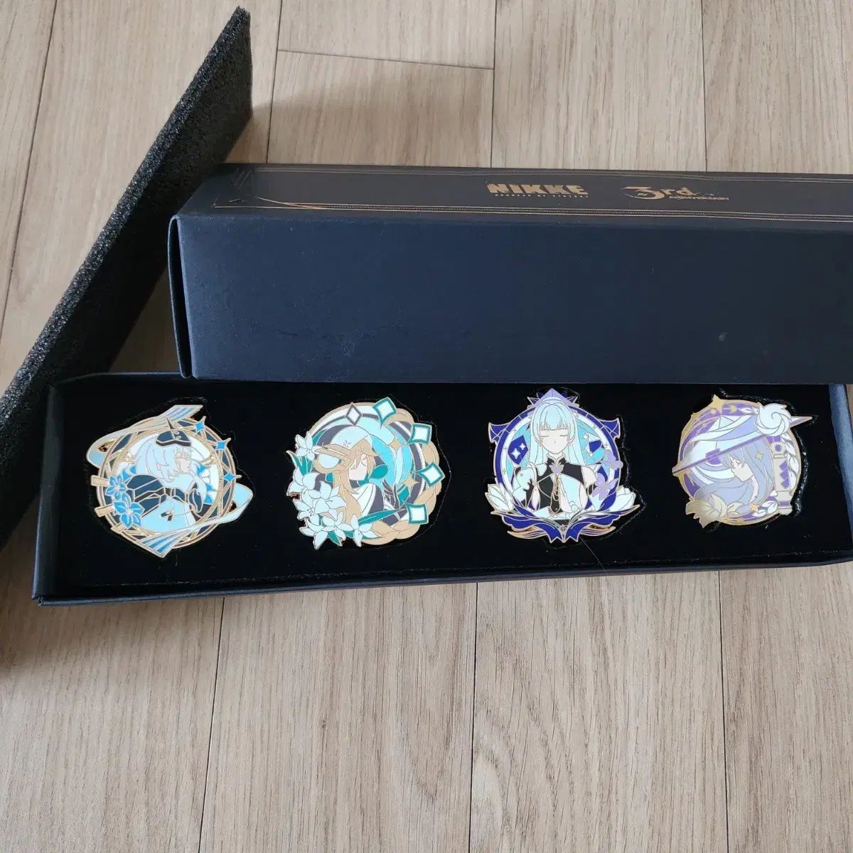 勝利の女神 NIKKE ニケ AGF 3周年 メタル バッジ 4種セット