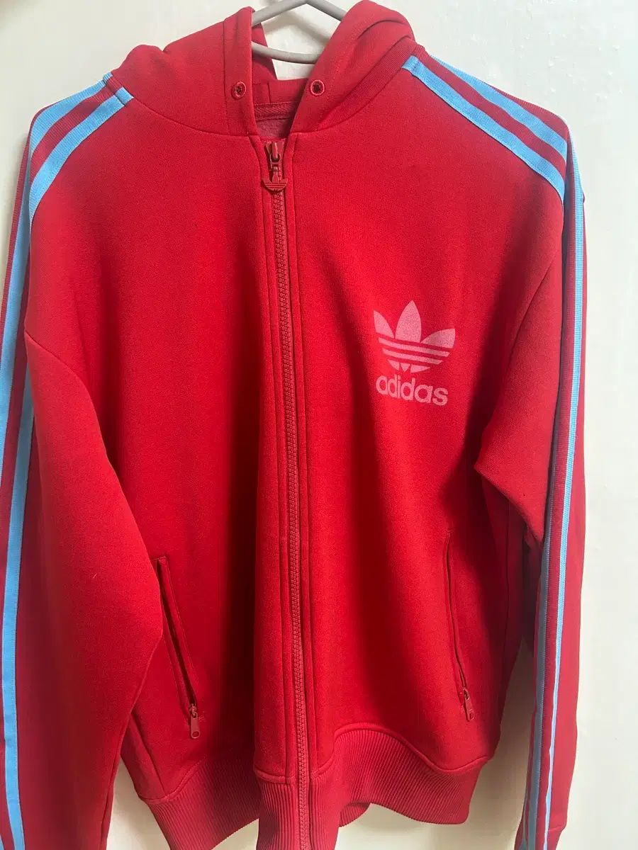 アディダス ファイヤーバード フーディー ジップアップ ジャージ レッド