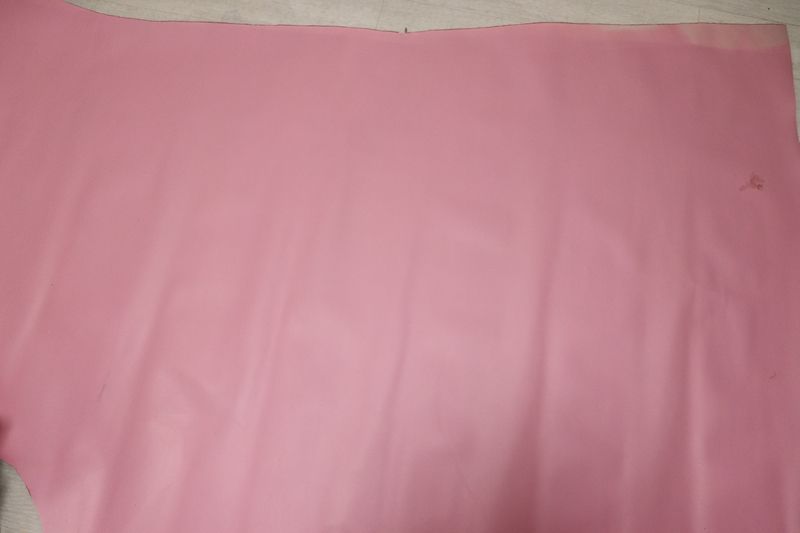 ピンク 240 ds クロム革 牛革 国産 レザー 顔料仕上げ はぎれ 一枚革 レザークラフト 革 皮 本革 diy 生地 材料