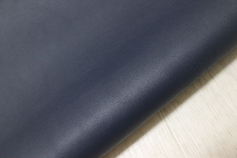 ネイビー 130 ds ヌメ革 牛革 イタリア レザー スムース加工 はぎれ 一枚革 レザークラフト 革 皮 本革 diy 生地 材料