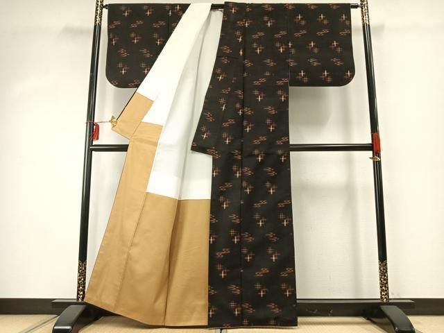  平和屋着物 国指定重要無形文化財 本場久米島紬 山城ヒデ作 手織 草木染 泥染め 琉球絣 黒地 証紙付き 正絹 fy 紬 着物