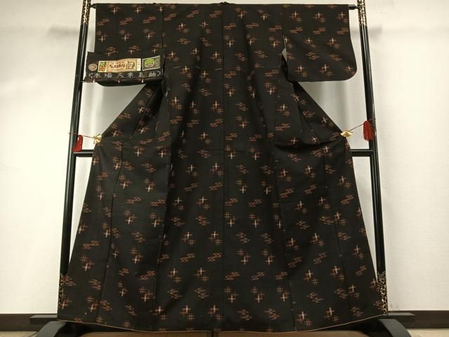平和屋着物●国指定重要無形文化財 本場久米島紬 山城ヒデ作 手織 草木染 泥染め 琉球絣 黒地 証紙付き 正絹 fy