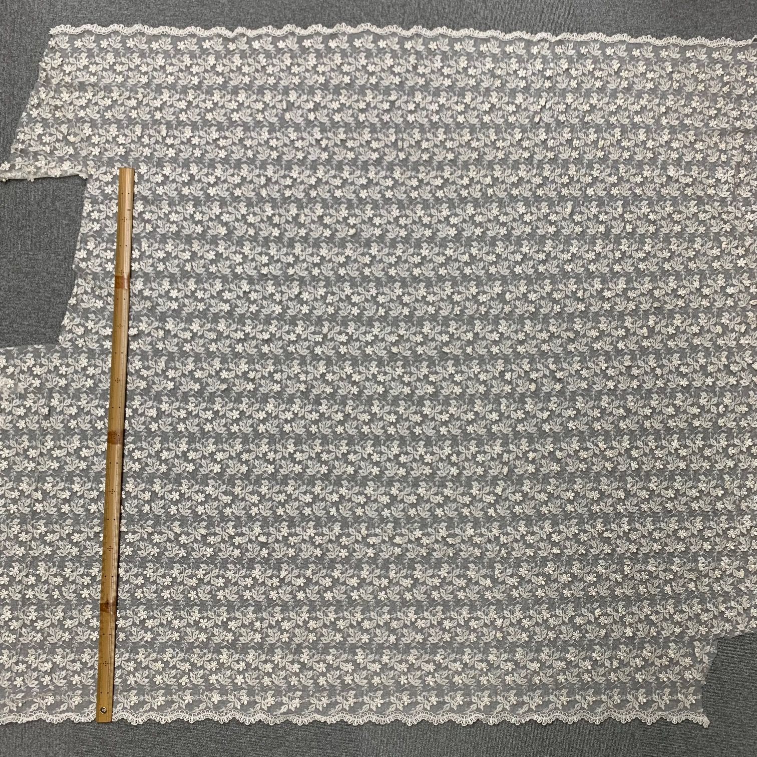 チュールエンブロイダリーレース 0.9m【在庫限り】 - メルカリ