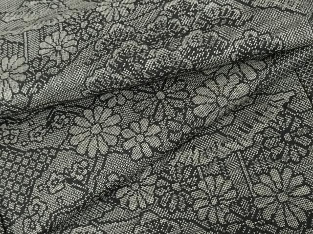 平和屋着物●本場大島紬 カタス9マルキ 風景花松文 黒地 正絹 cs