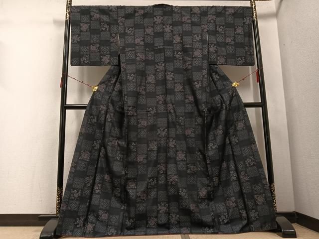 平和屋着物●本場大島紬 市松草花文 正絹 ph