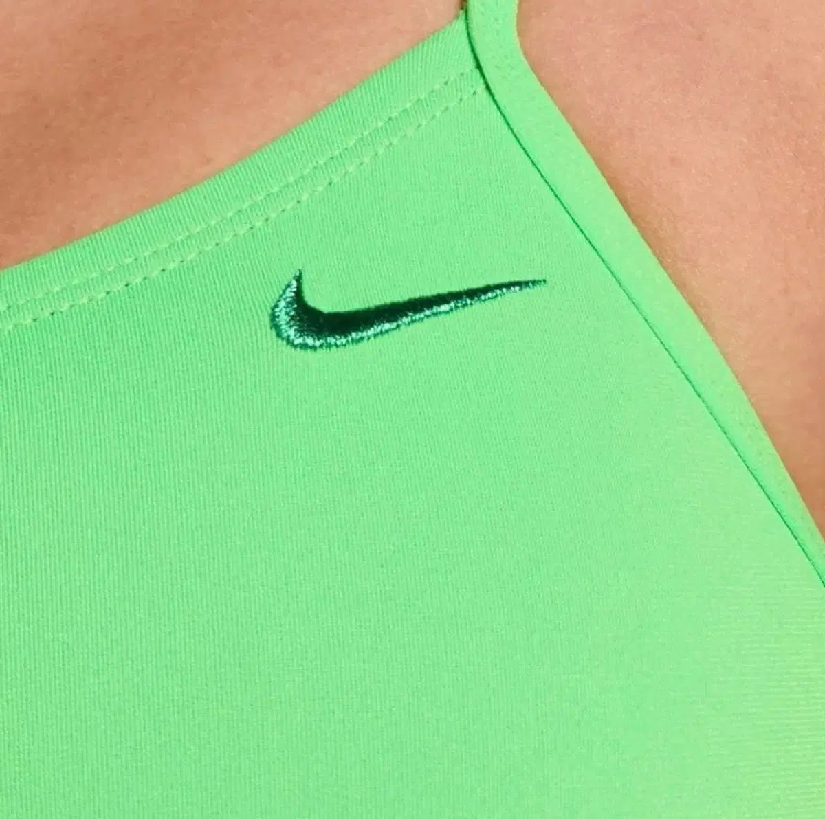 ナイキ メタリック カットアウト グリーン