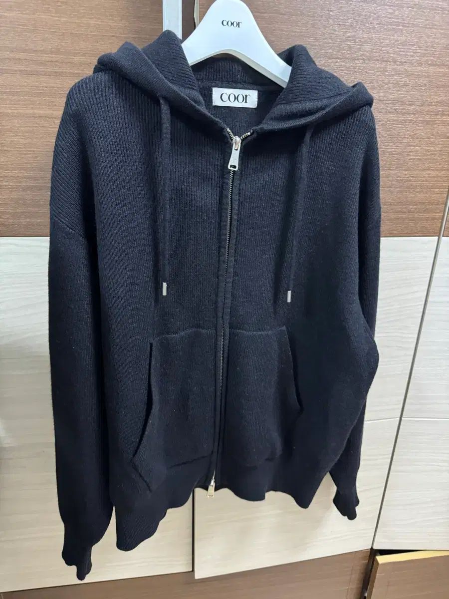 クアー ESSENTIALS エッセンシャルズ ニート フード ジップアップ ブラック M