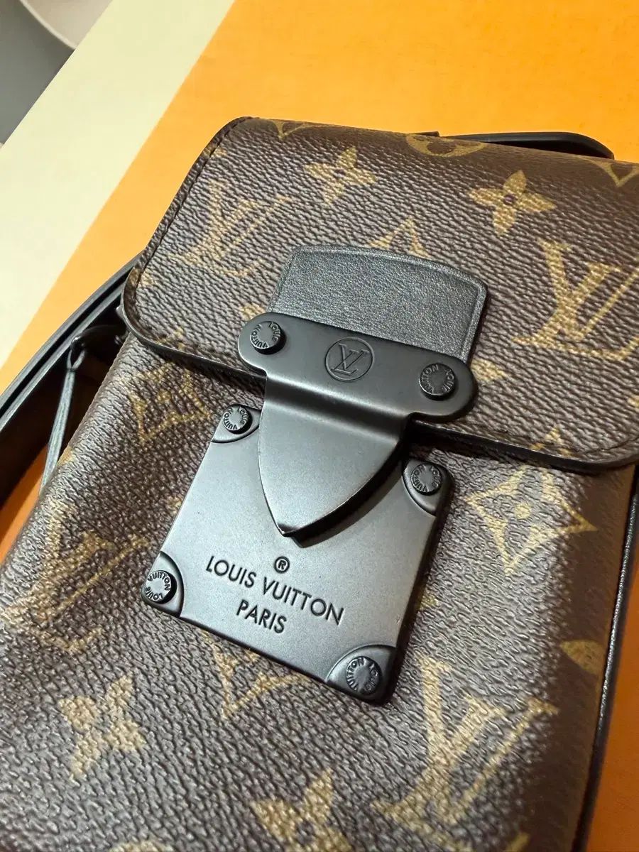 ルイヴィトン Sロック バーティカル ウェアラブル クロスバッグ