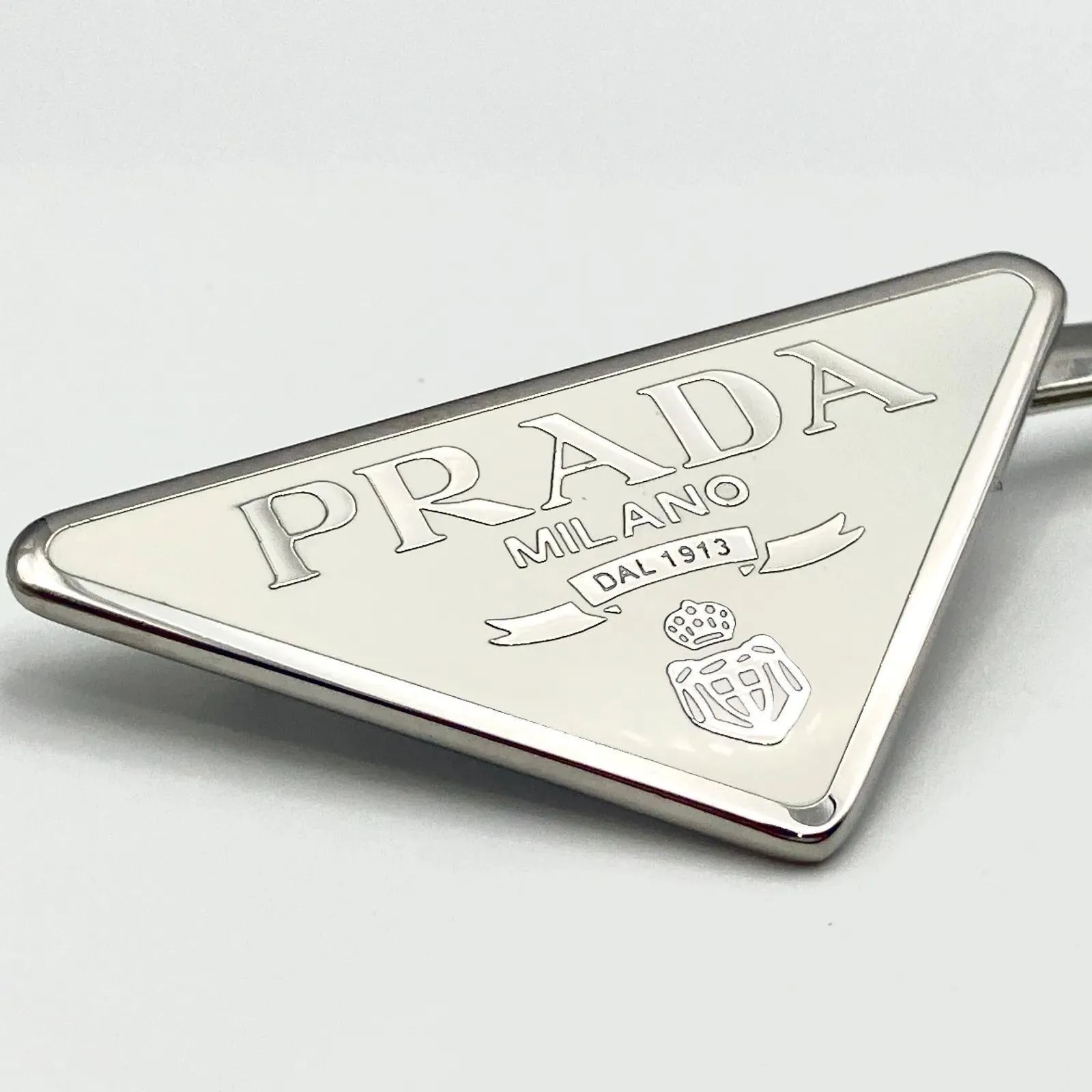 PRADA(プラダ)トライアングル 三角ロゴ ヘアクリップ メタル - メルカリ