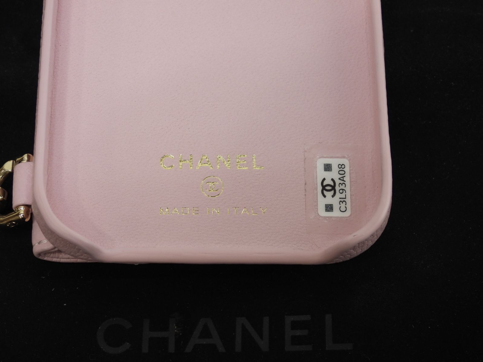 CHANEL ピンク レザー iPhone14 ケース　パールストラップ パール付きチェーンが激カワ！】CHANEL iPhone 14 pro ケース (CHANEL
