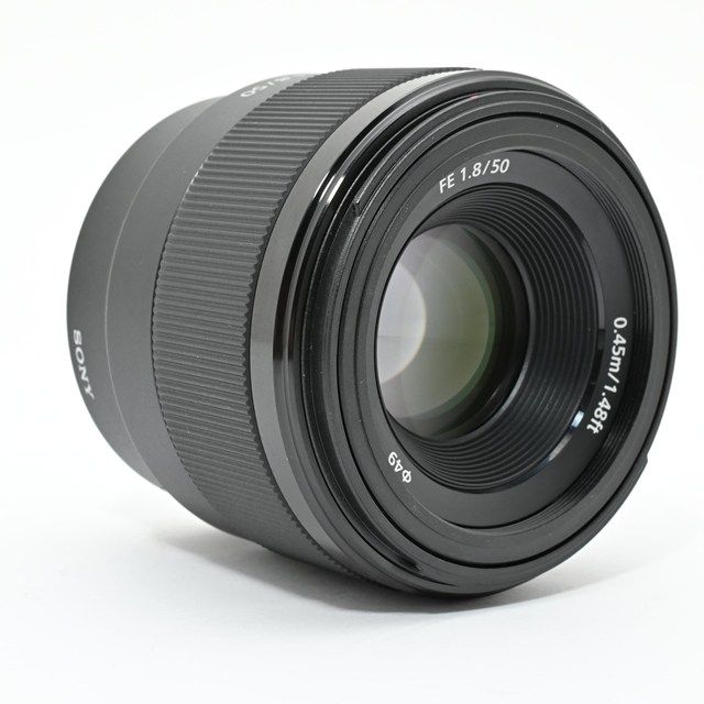 レンズフード＆ポーチ付属の使いやすいフルサイズ単焦点レンズ