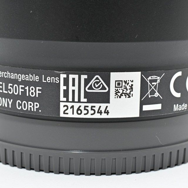 レンズフード＆ポーチ付属の使いやすいフルサイズ単焦点レンズ