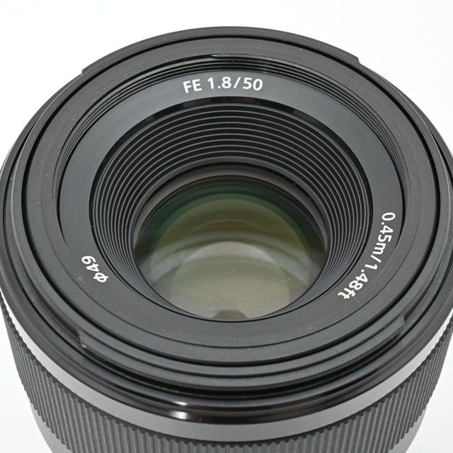 レンズフード＆ポーチ付属の使いやすいフルサイズ単焦点レンズ