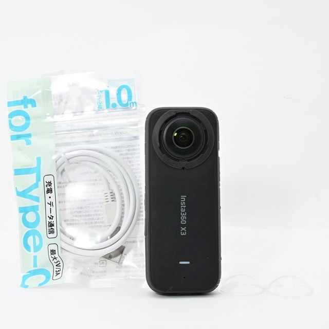 並品 Insta 360 X 3 タッチスクリーン下部に広範囲の スクリーン側レンズにも 撮影影響なし 全体的に使用感ありの 360度アクションカメラ