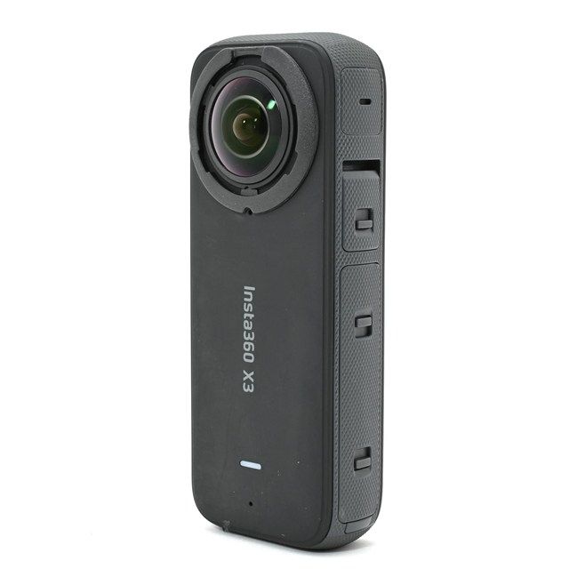 並品 Insta 360 X 3 タッチスクリーン下部に広範囲の スクリーン側レンズにも 撮影影響なし 全体的に使用感ありの 360度アクションカメラ