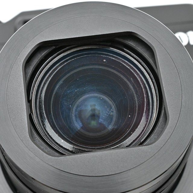 液晶右側に縦線表示の不良あり