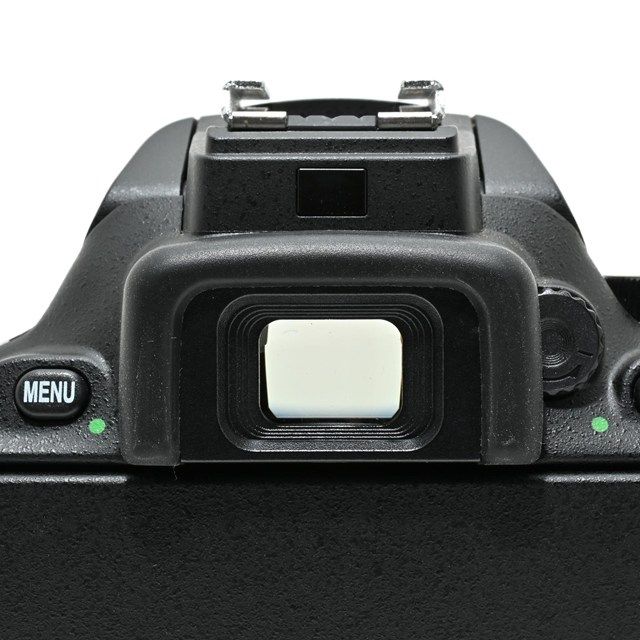  Nikon D 5600 ボディ シャッター数わずか の 上コンディション 同等の外観 光学 動作ともに良好の エントリー一眼レフ デジタル一眼レフ デジタルカメラ