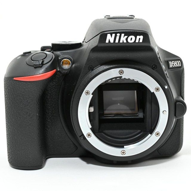 Nikon D 5600 ボディ シャッター数わずか の 上コンディション 同等の外観 光学 動作ともに良好の エントリー一眼レフ
