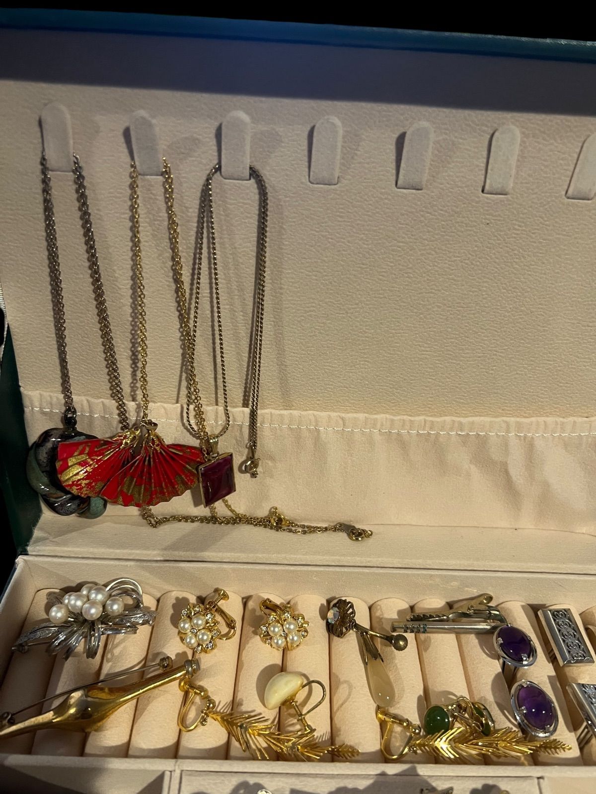 義*影様 遺品生前整理アクセサリーまとめ売りネックレス、ブローチ、イヤリング、タ 義*影様 遺品生前整理アクセサリーまとめ売りネックレス、ブローチ