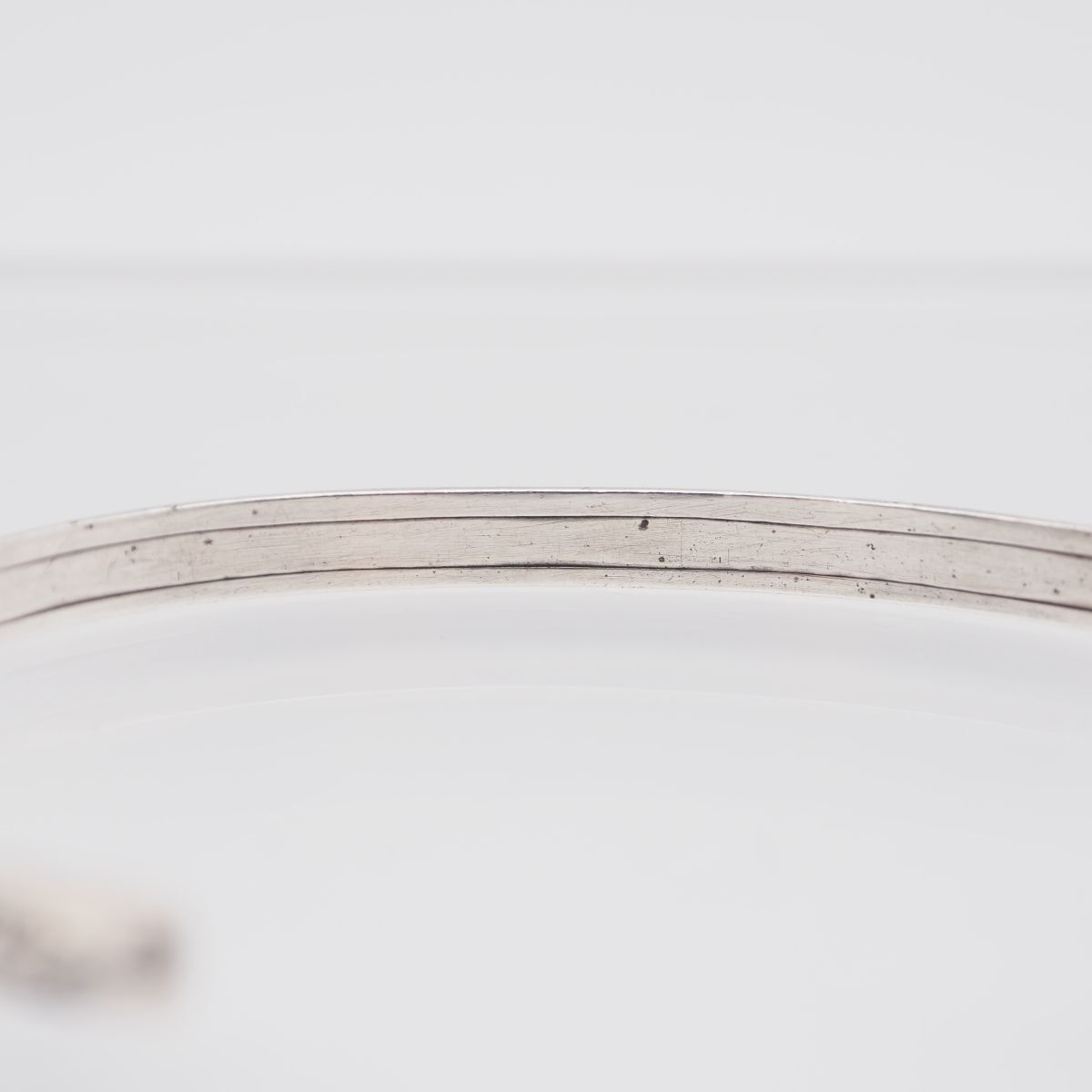 J807 ナバホ STERLING TAHE刻印 バングル スタンプワーク デザイン