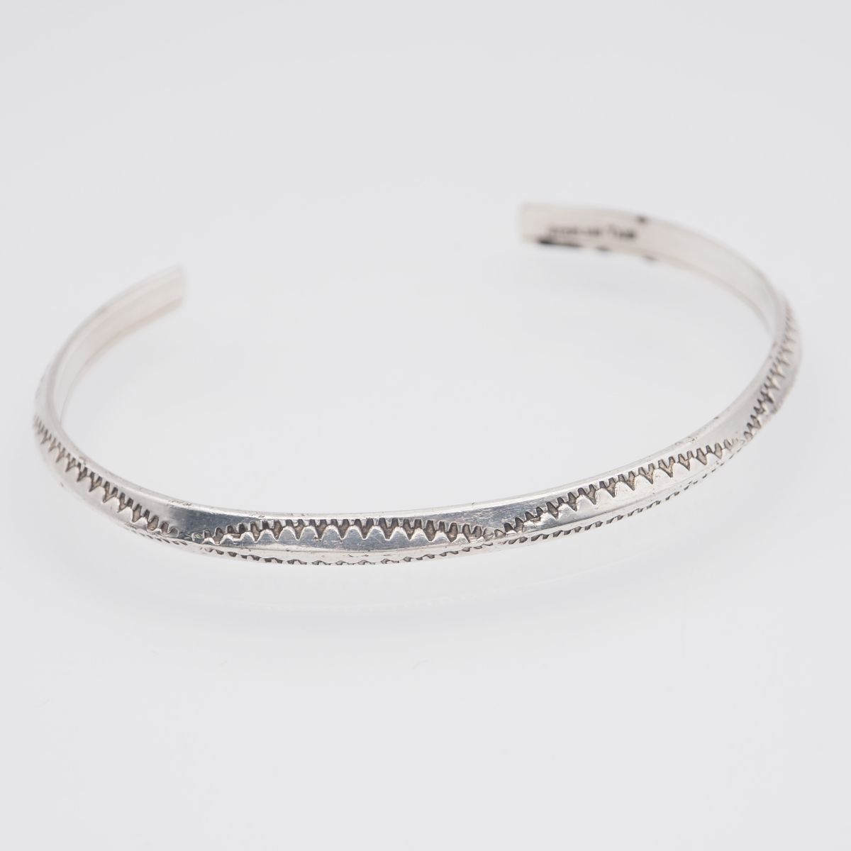 J807 ナバホ STERLING TAHE刻印 バングル スタンプワーク デザイン