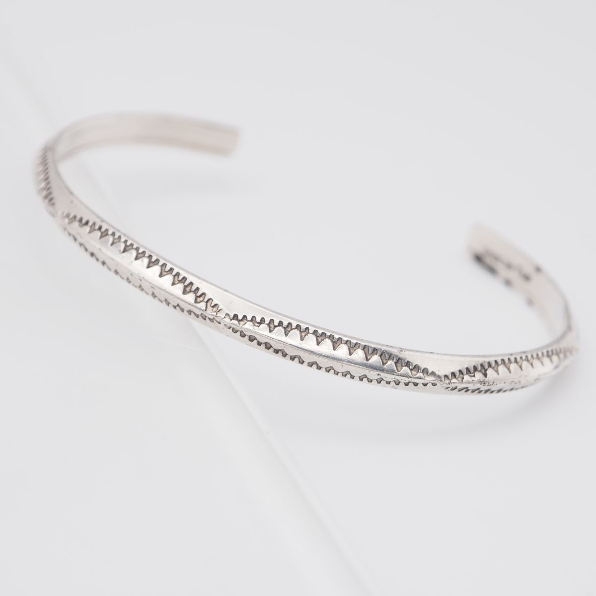 J807 ナバホ STERLING TAHE刻印 バングル スタンプワーク デザイン