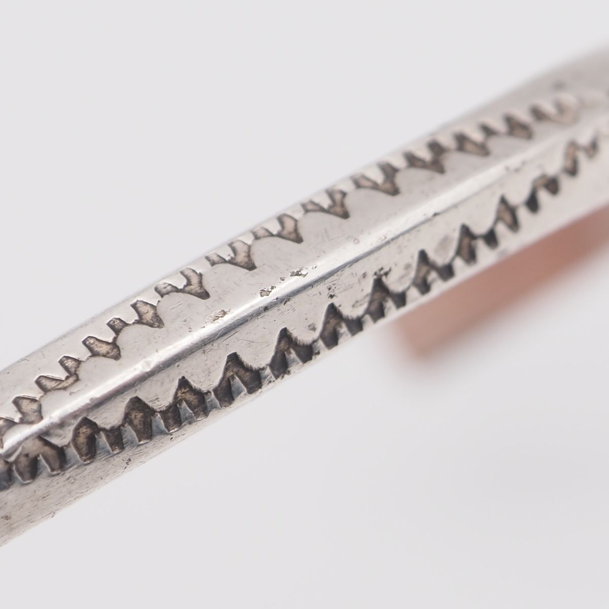 J807 ナバホ STERLING TAHE刻印 バングル スタンプワーク デザイン