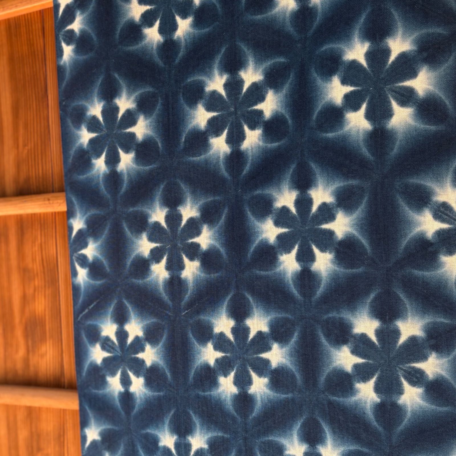 s73 【sato】【濃染加工】 藍染 手ぬぐい 六つ畳み 小さな雪花絞り