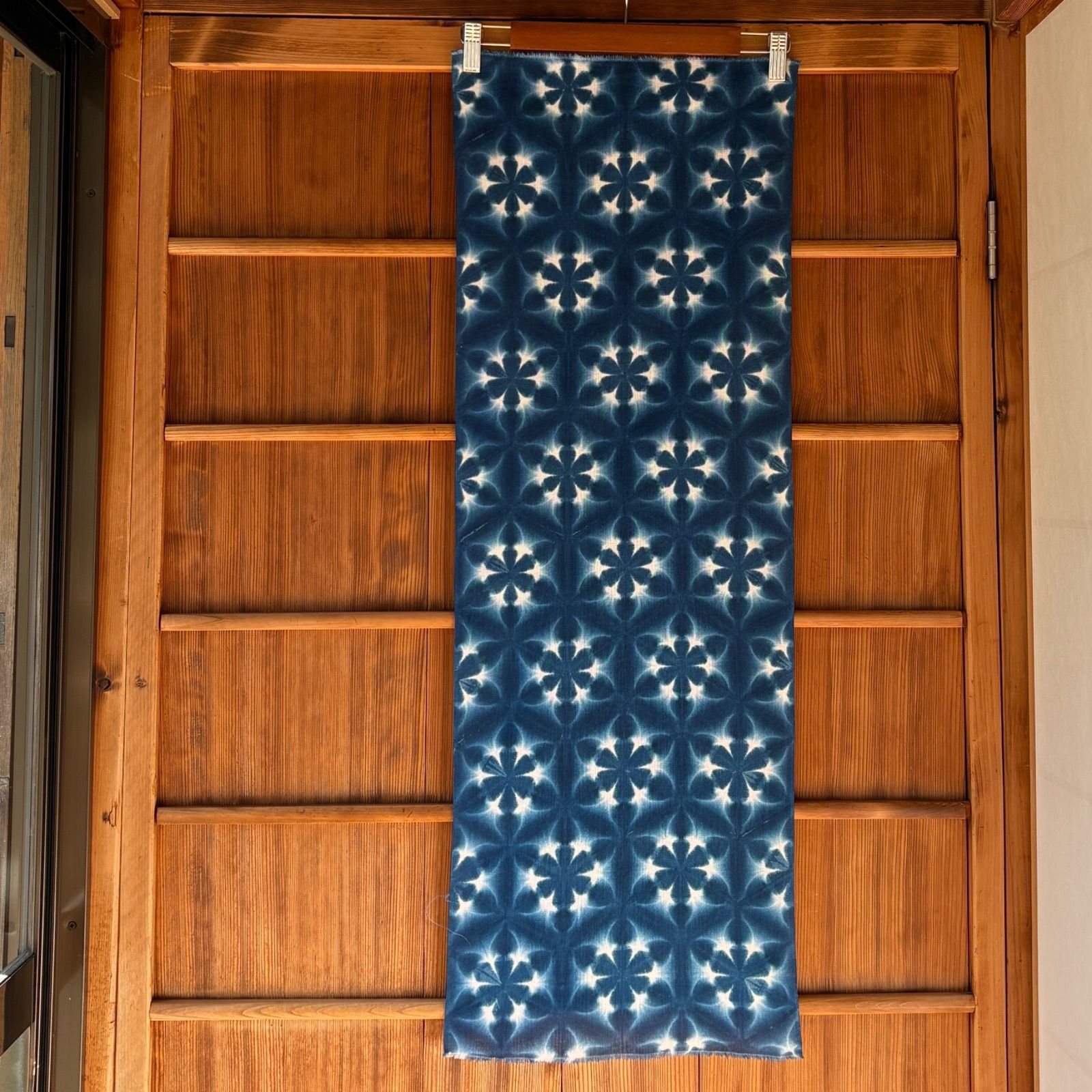 s73 【sato】【濃染加工】 藍染 手ぬぐい 六つ畳み 小さな雪花絞り