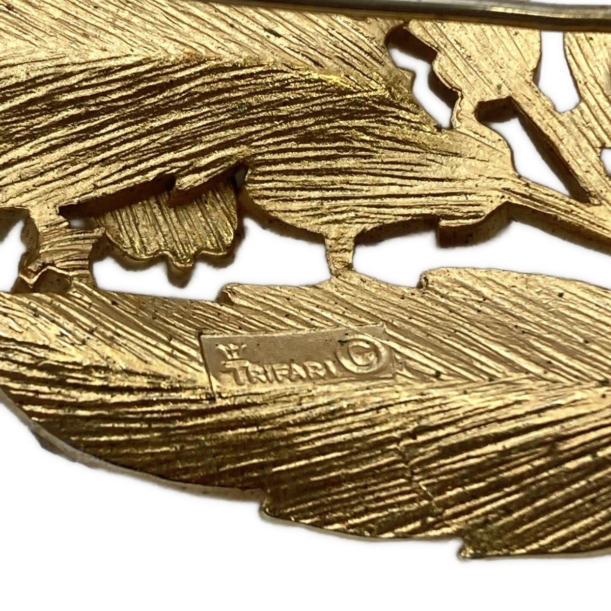 TRIFARI(トリファリ) ブローチ - 白×ゴールド リーフ/フラワー/ライン