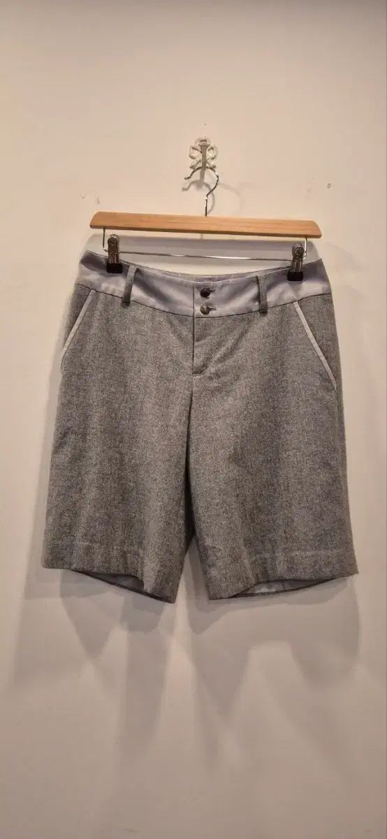 バーバリー グレー ウールハーフパンツ