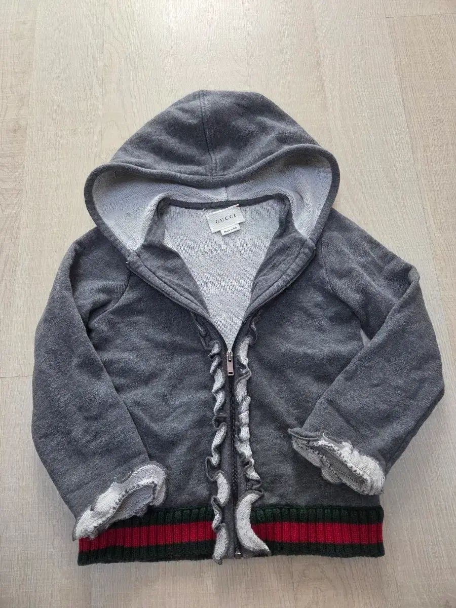 グッチキッズ フード ジップアップ