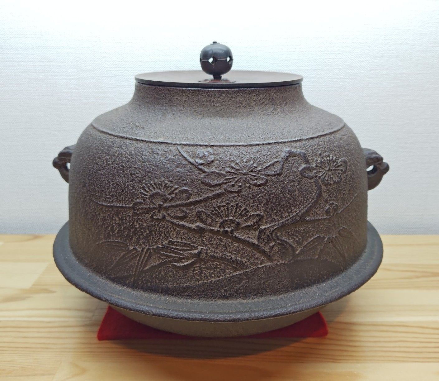 逢絢亭 茶道具 釜 炉釜 真形釜 梅竹の絵 羽付き 状態は良好です 釜師 孫兵衛作 共箱入り