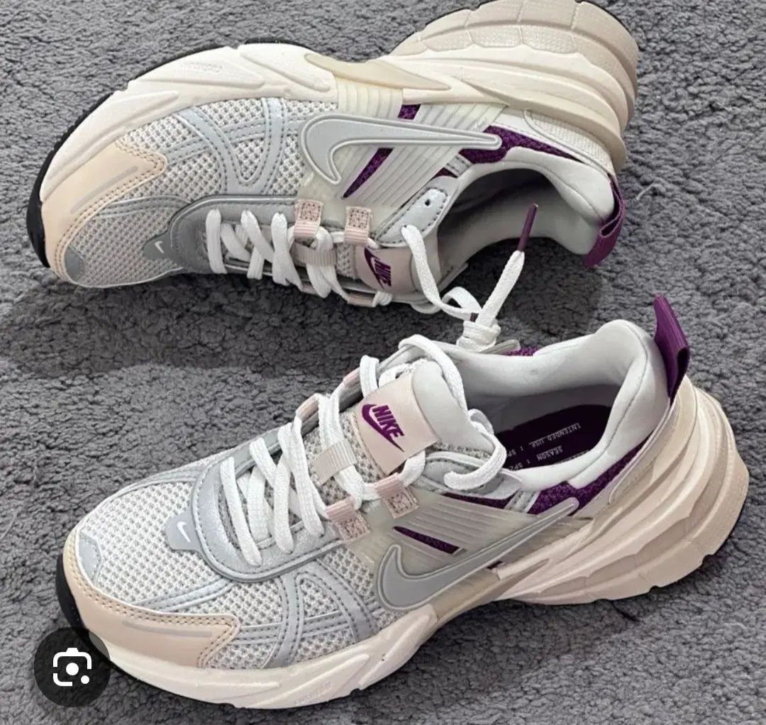 ナイキ スニーカー ベージュ|パープル