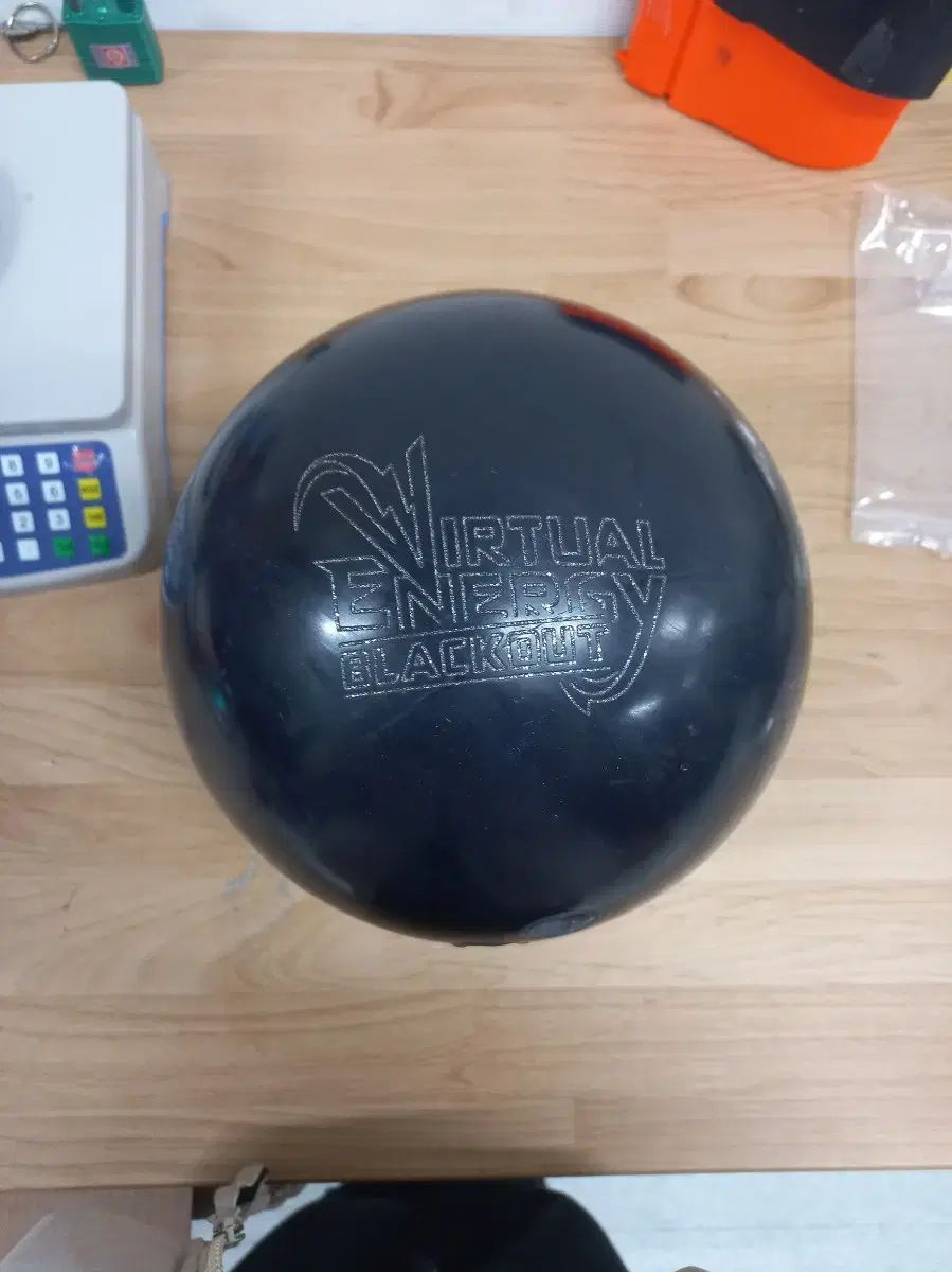 ボーリングボール 14 p ２フィンガー バーチャルエナジー ブラックアウト