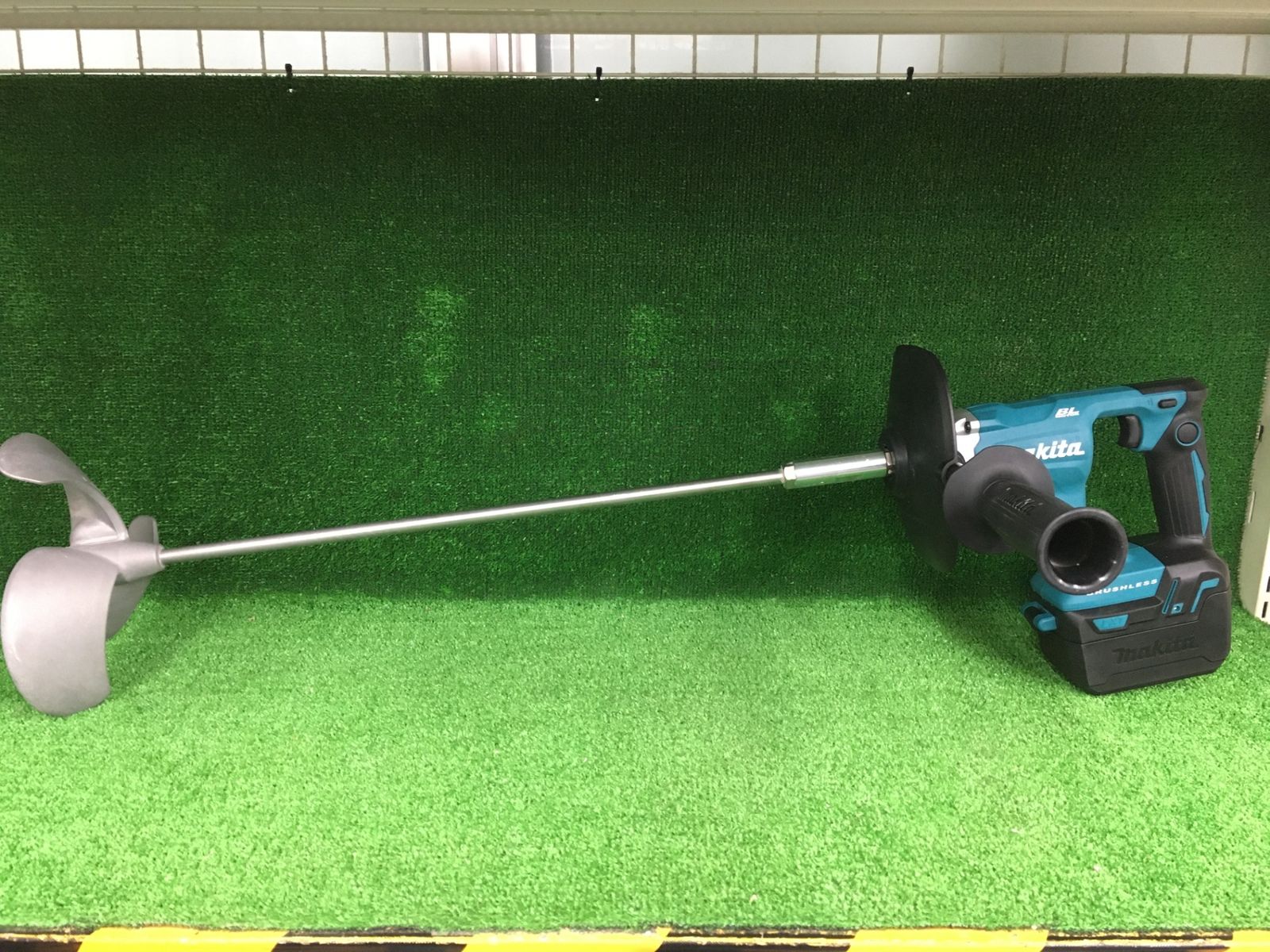 品 0906 makita マキタ 18 v充電式カクハン機 本体のみ UT 130 DZ