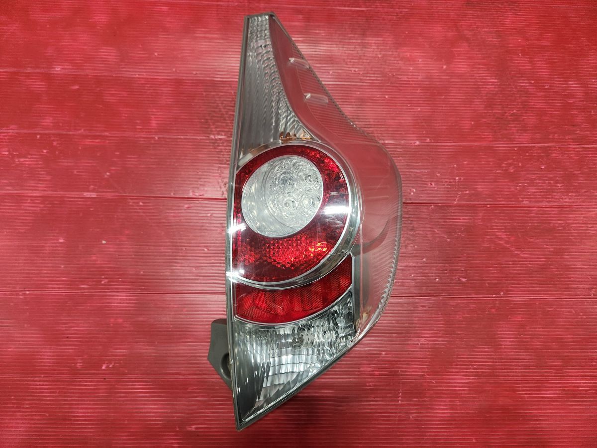 トヨタ NHP10 アクア 前期 純正 右テールランプ 運転席側 ジャンク