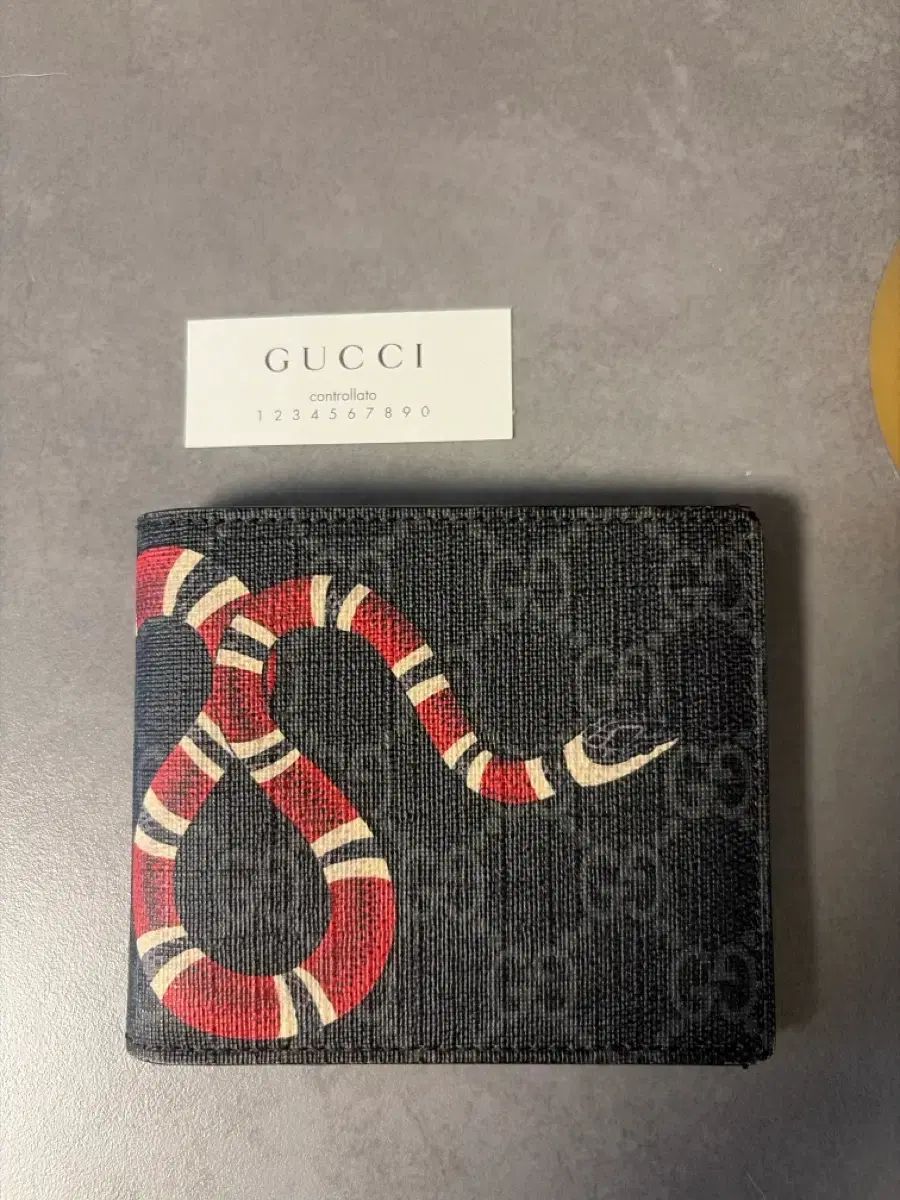 グッチ スネーク 二つ折り財布 ブラック