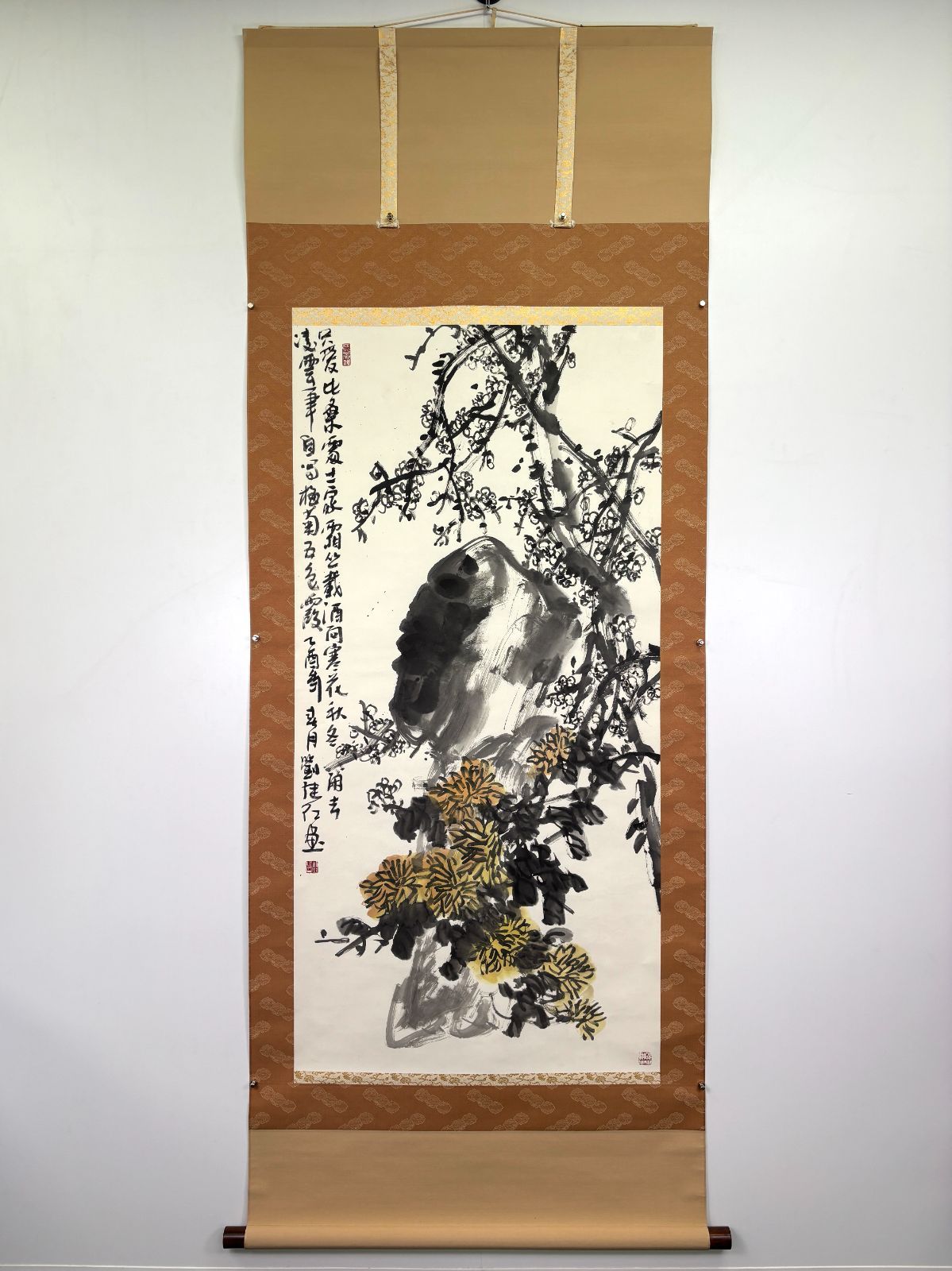 中国画 劉繼紅 墨梅と菊の図 掛軸 大作 乙酉年春作 骨董 和室 茶室