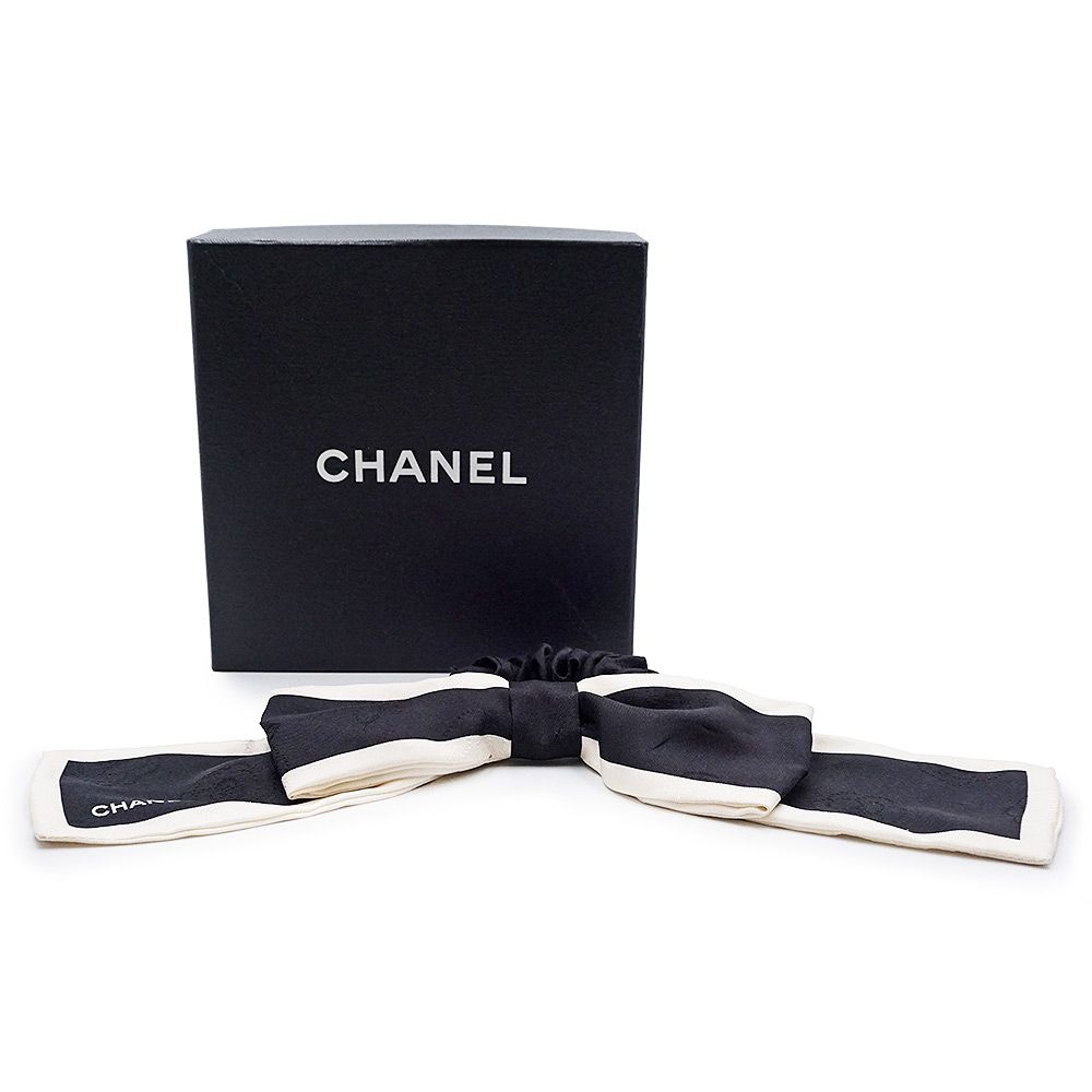 CHANEL リボン シュシュ ヘアゴム アイボリー/ブラック CHANEL リボン シュシュ ヘアゴム アイボリー/ブラック 定番人気