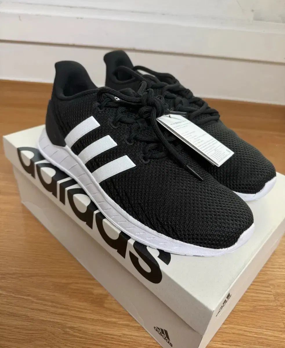 アディダス スニーカー 黒白 265