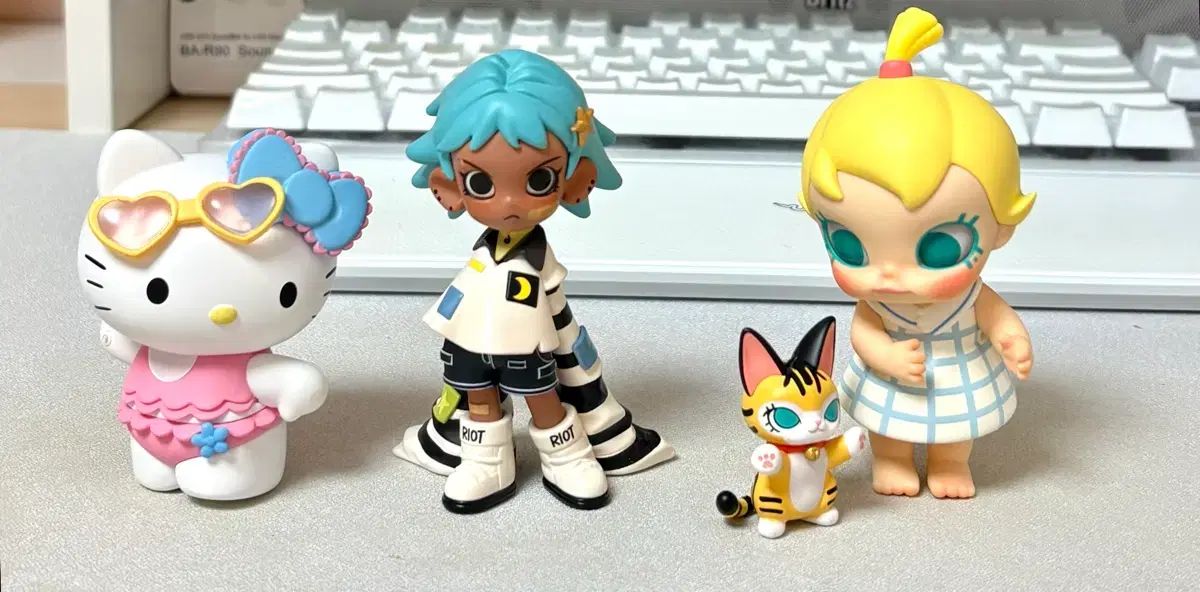 ポップマート フィギュア ピーチライオット MOLLY ハローキティ