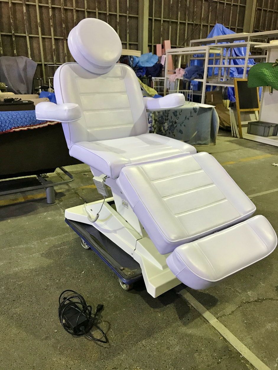 ビューティーガレージ エステベッド ホワイト 有孔 電動昇降 ヘッドレスト付き 静岡市 店頭併売品 →