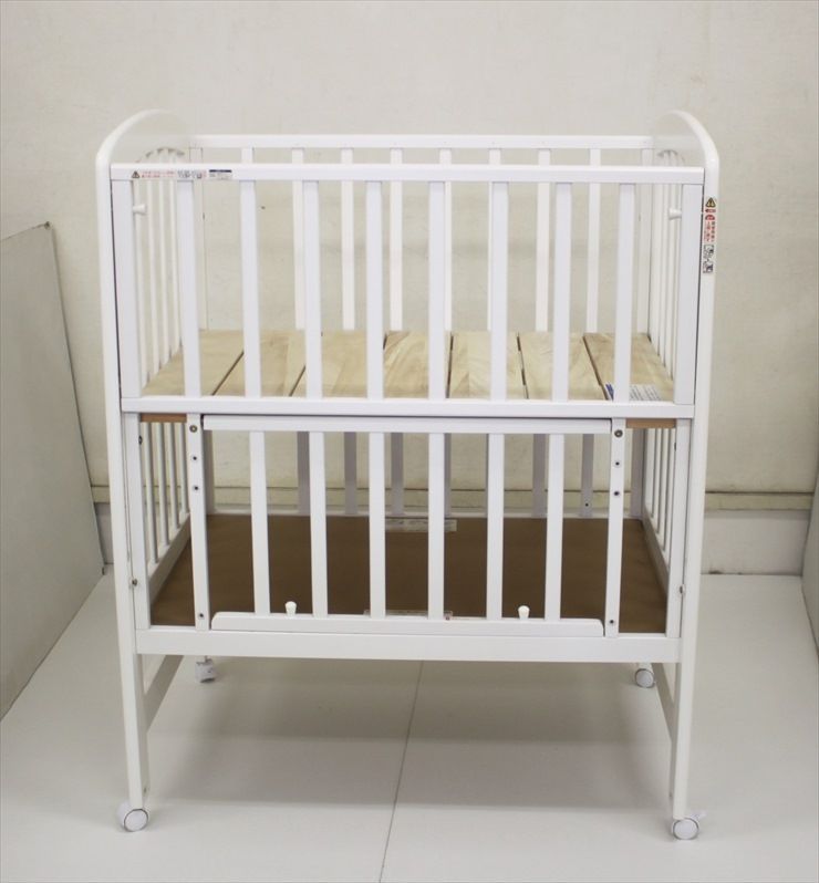 カトージ ベビーベッド ハイポジションミニベッド アーチ ホワイト 寝台サイズ 収納用板付き 新生児OK クリーニング済み C 834502