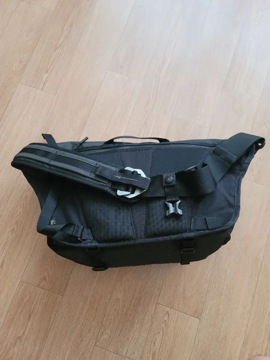 ブラック メッセンジャーバッグ