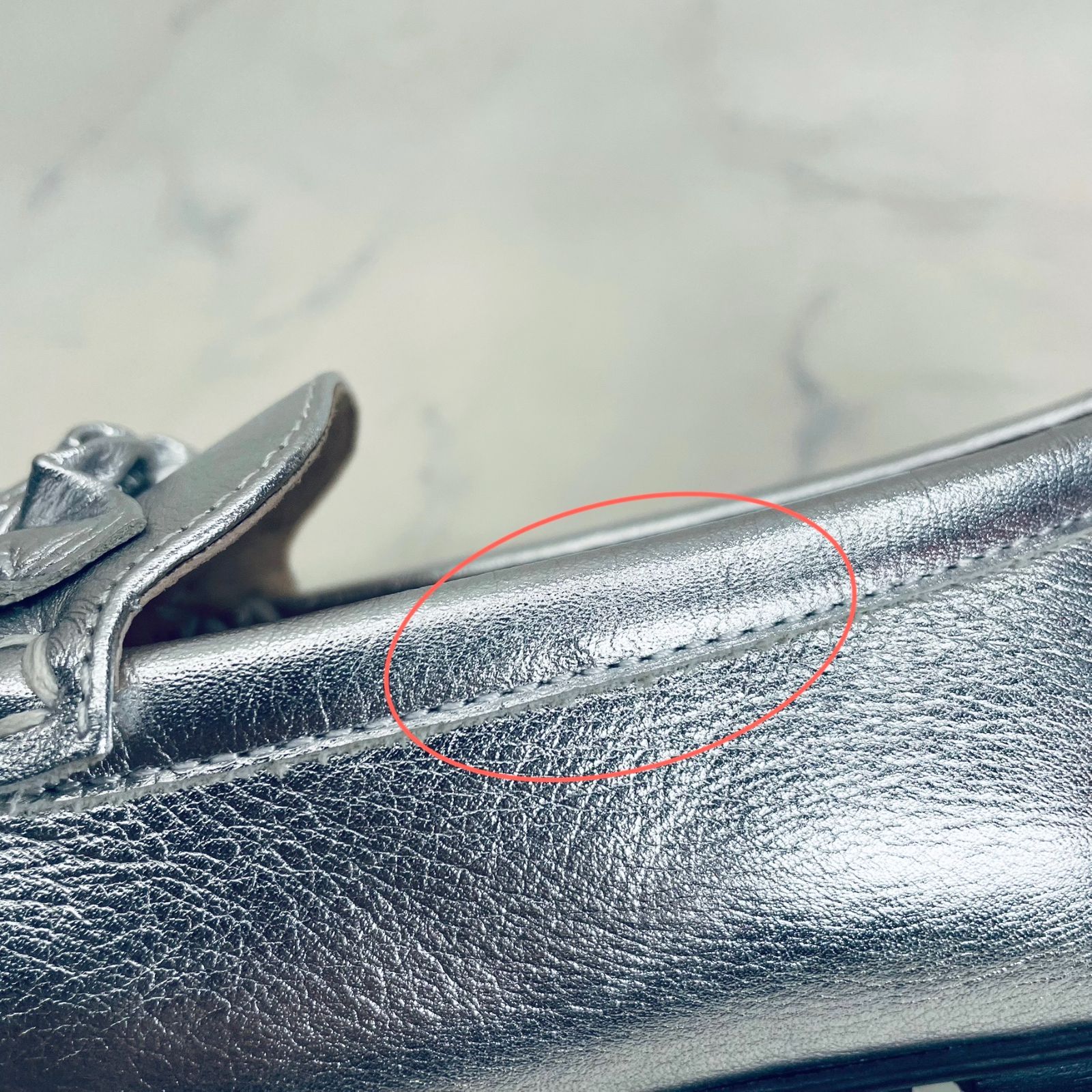 シャーリングモチーフ付きモカシューズ 銀