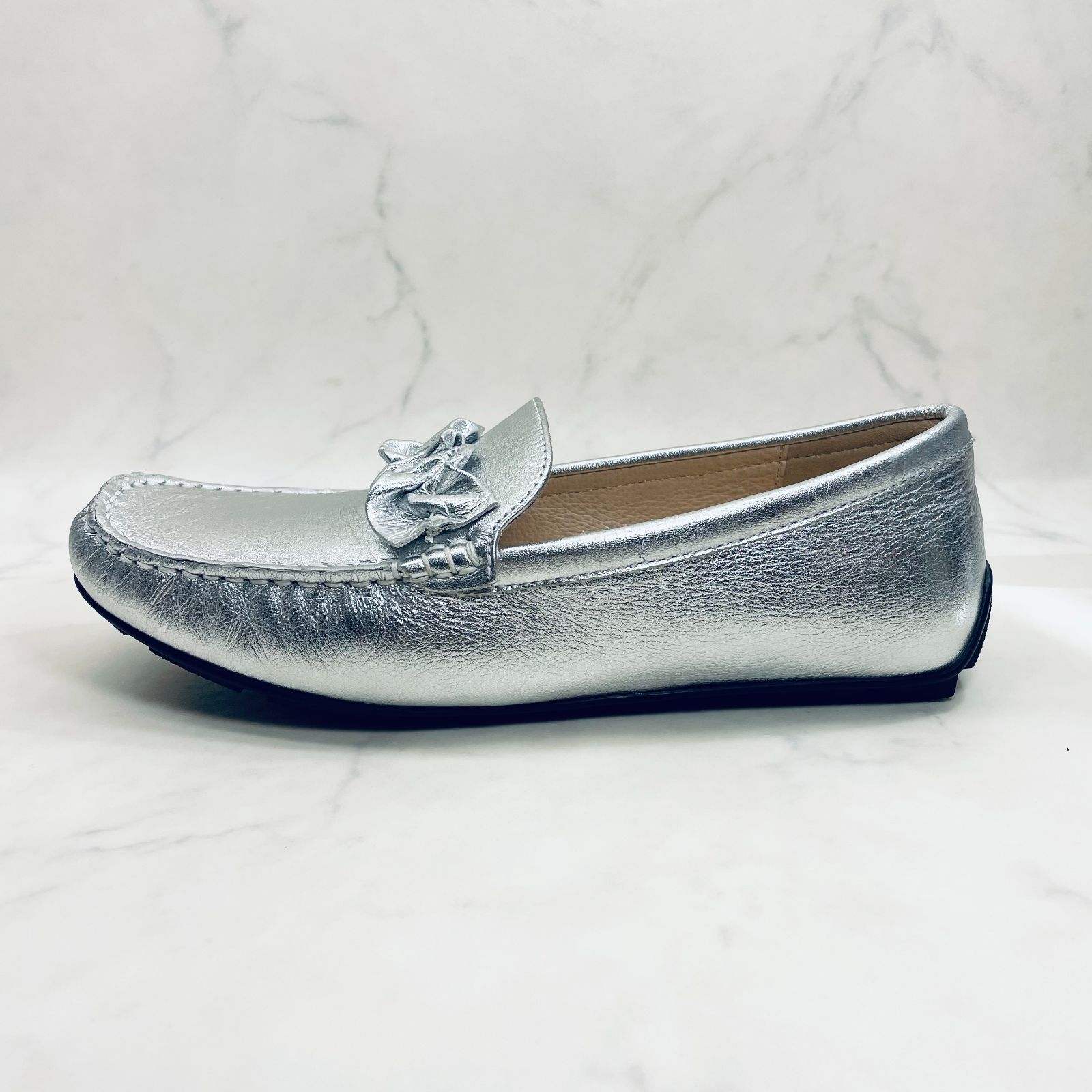  ディッシー シャーリングモチーフ付きモカシューズ 銀 23.5㎝ モカシン 靴