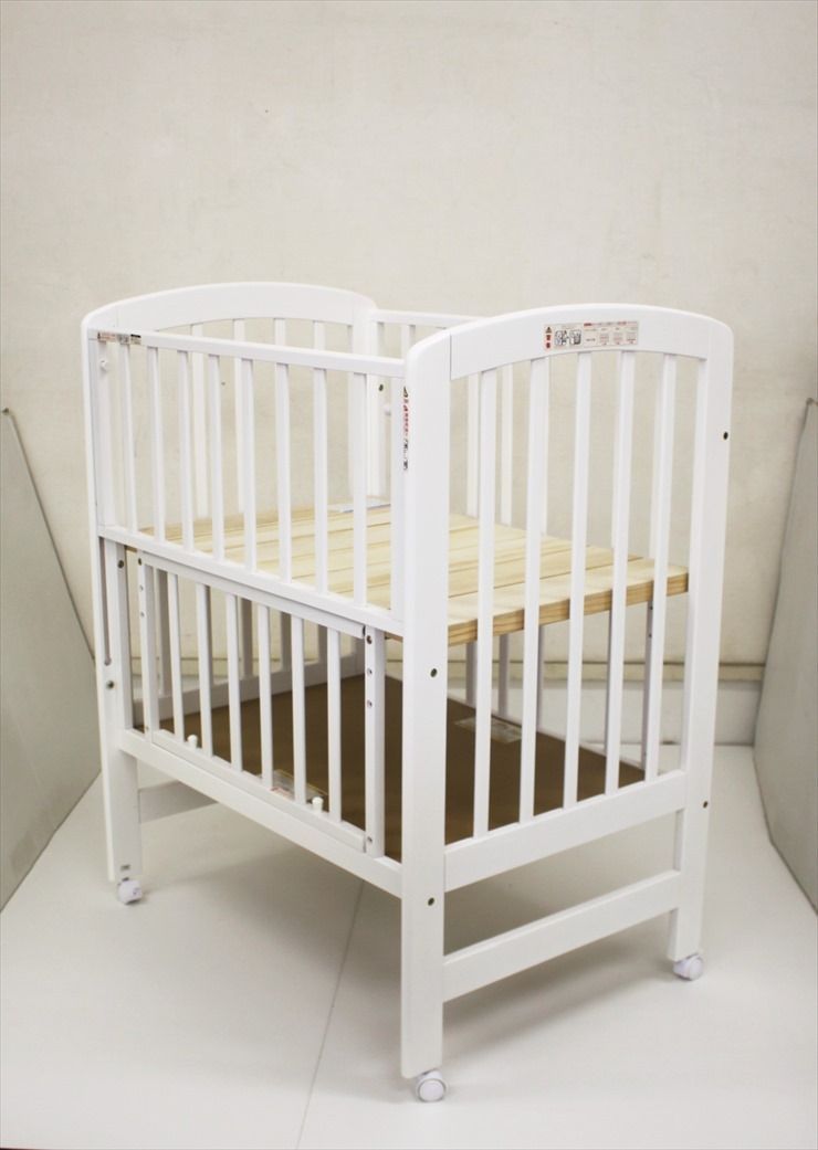 無料 カトージ ベビーベッド ハイポジションミニベッド アーチ ホワイト 寝台サイズ 収納用板付き 新生児OK クリーニング済み C 845503