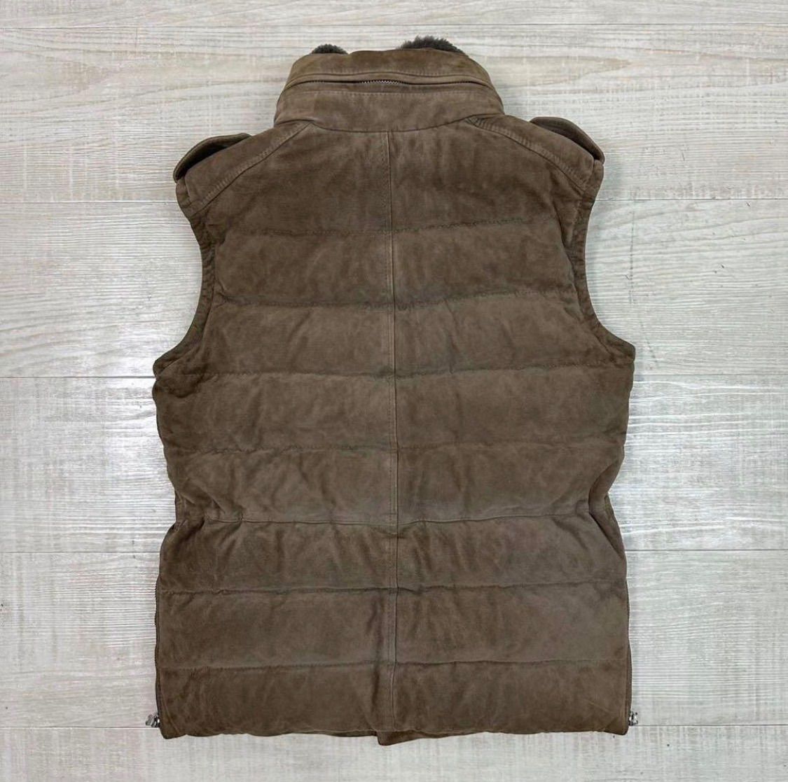 未使用 新品 エンメティ ダウン ベスト ゴート レザ - スエード この時季にぴったりな〈エンメティ〉のダウンベスト！大人らしさの