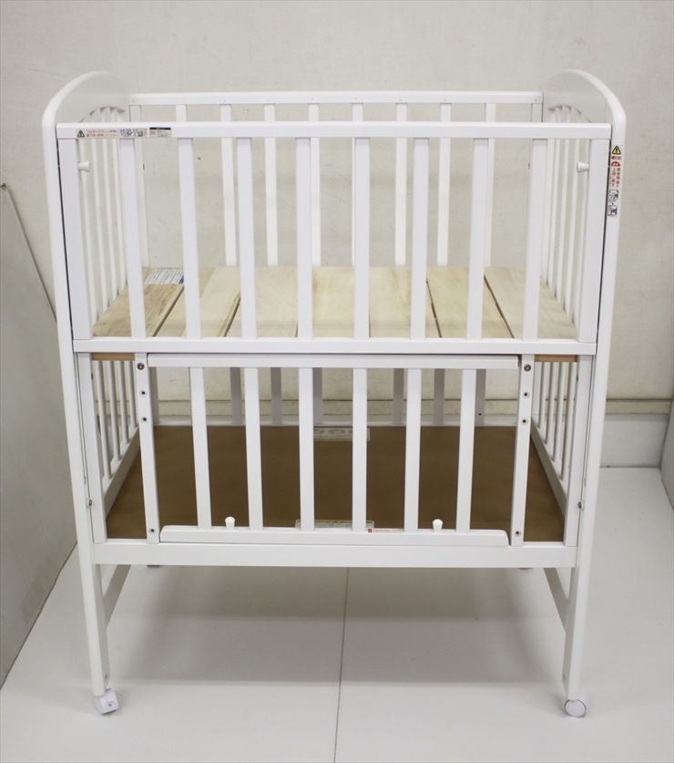 無料 カトージ ベビーベッド ハイポジションミニベッド アーチ ホワイト 寝台サイズ 収納用板付き 新生児OK クリーニング済み C 845503